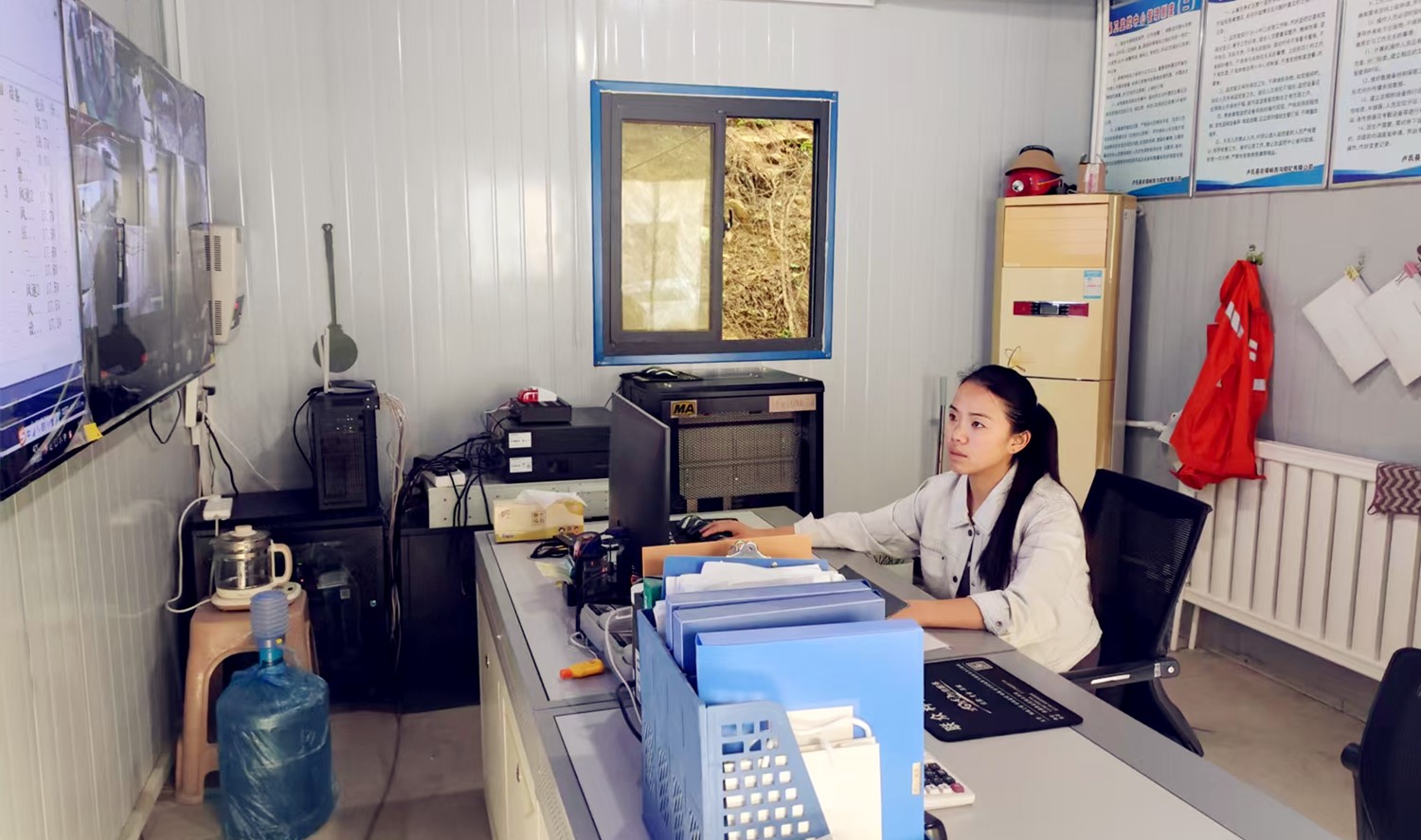 堅(jiān)守安全防線，綻放巾幗風(fēng)采｜記西溝鐵礦安全監(jiān)控員黃春玲